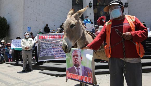 Manifestantes pasearon con los animales llevando imágenes de diversas autoridades a las que consideran corruptas. (Foto: Leo Cuito)
