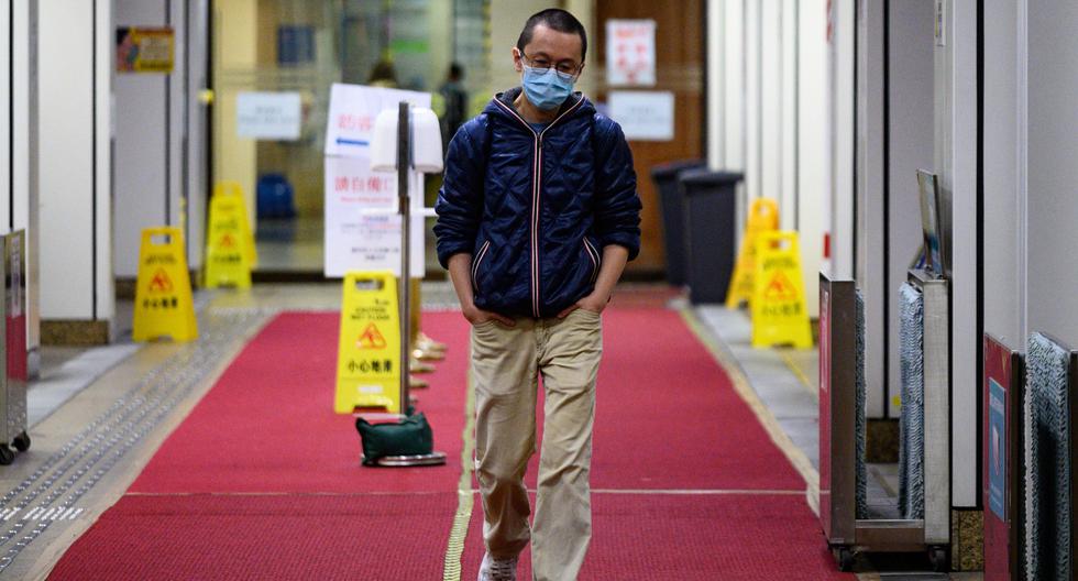Esta imagen tomada el 13 de febrero de 2020 muestra al doctor Alfred Wong saliendo de un hospital de Hong Kong. (AFP).