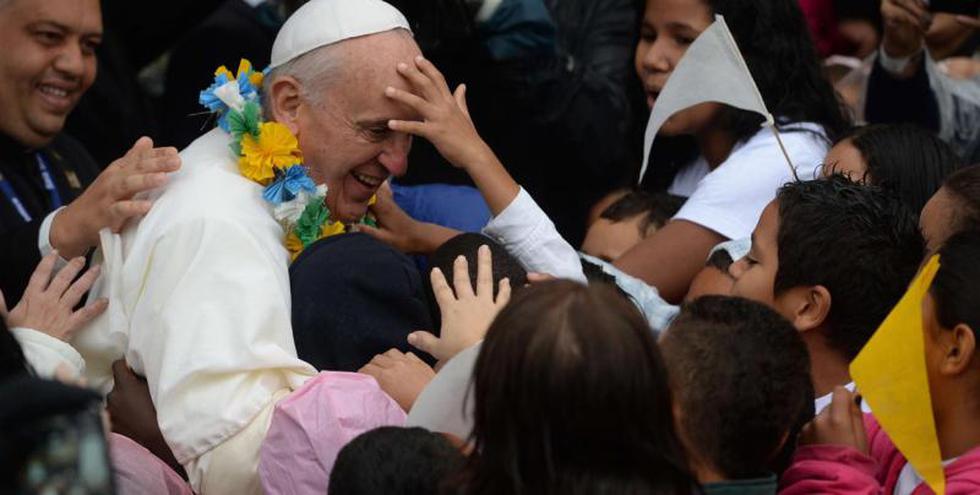 Francisco visita a los niños enfermos del Vaticano