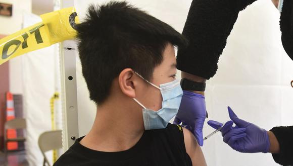 Andrew Lai, de 12 años, recibe su vacuna contra el coronavirus Covid-19 en Los Ángeles, Estados Unidos. (Foto de Frederic J. BROWN / AFP).
