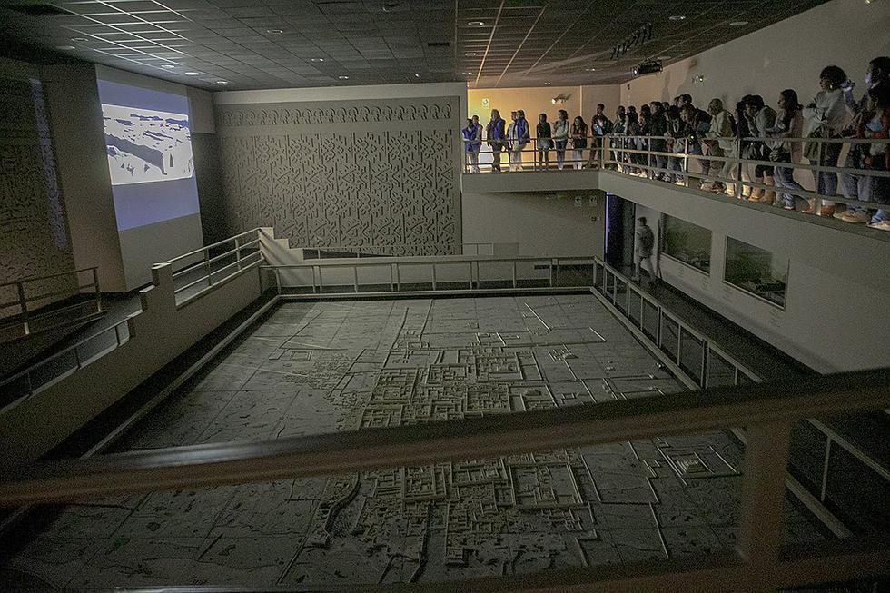Presentan pirámide holográfica en Museo de Chan Chan 