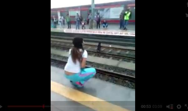 Esta joven salva a perro de ser atropellado por tren (VIDEO)