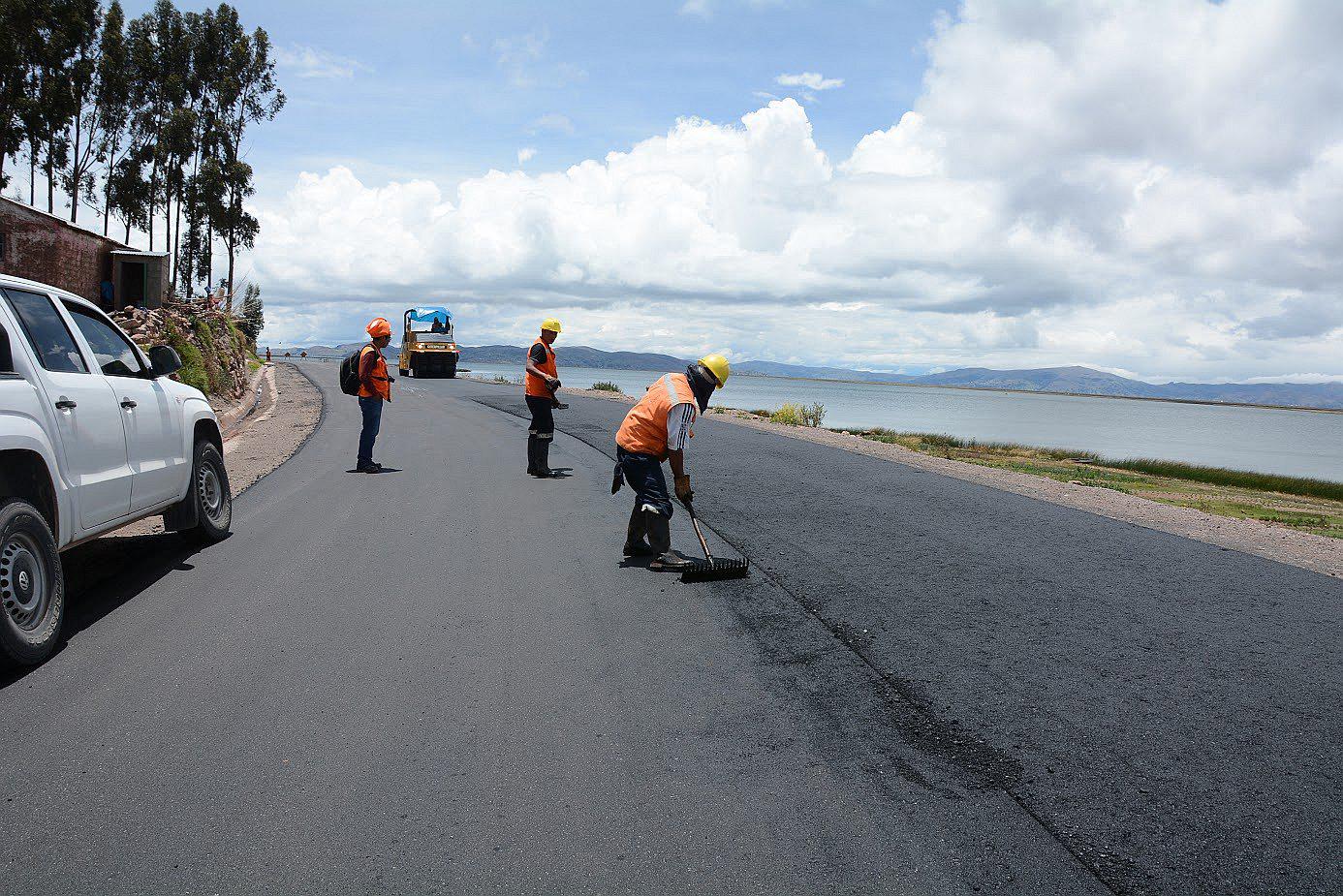 Puno: asfaltado Capachica - Llachón estará terminado en el mes de febrero 