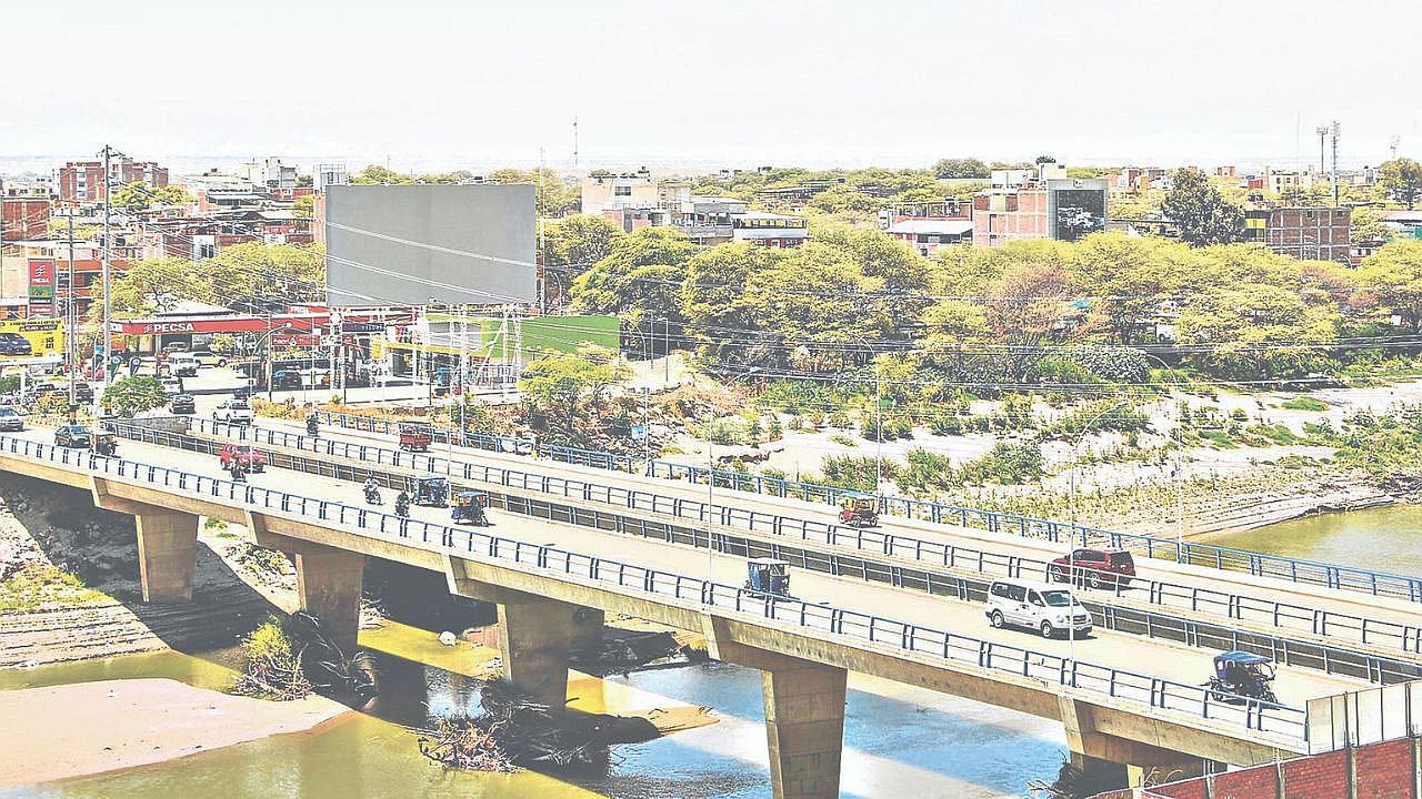 Urge cambio de barandas en el puente Cáceres porque son un peligro para la población