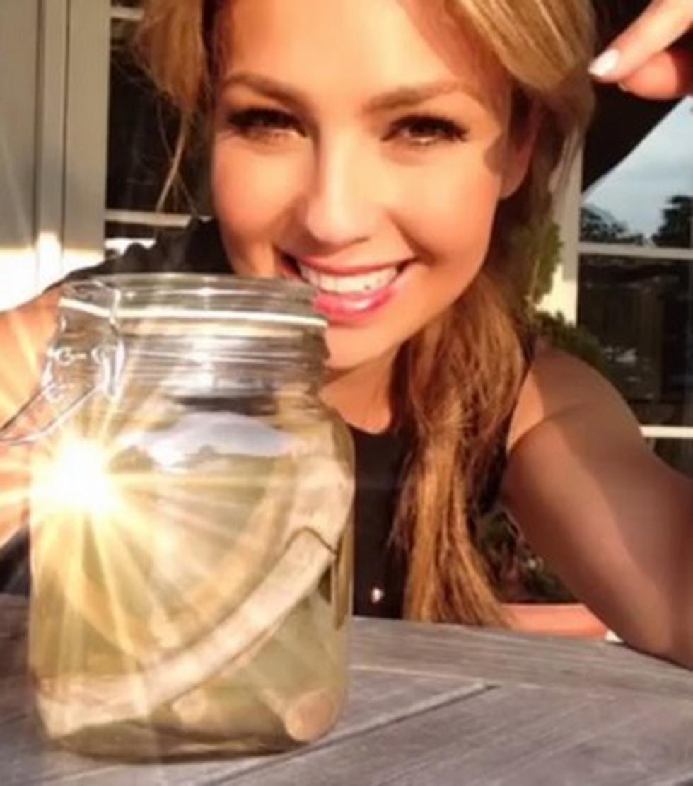 Thalía muestra las costillas que se sacó (FOTOS)