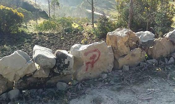 ​En cercos de piedras desconocidos dejan pintas subversivas