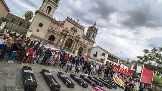 Con vigilia, cánticos y movilización exigen justicia por las 10 muertes en Ayacucho