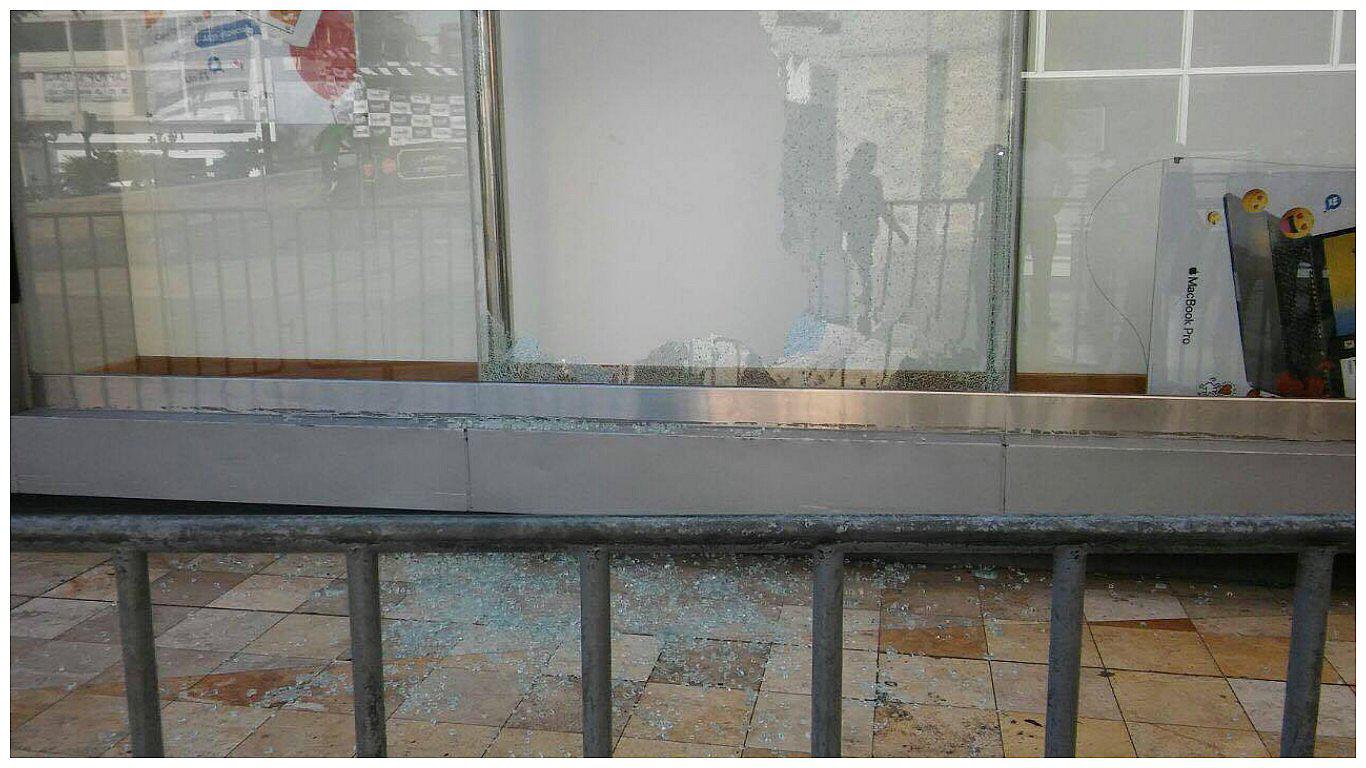 ​Cercado de Lima: a combazos asaltan iShop en el Centro Cívico (VIDEO)