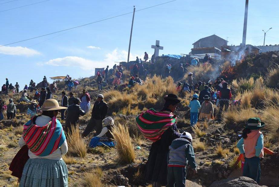 Juli se inclina hacia la cima del Santuario de San Bartolomé