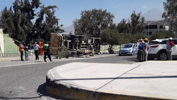 Vehículo chocó con pared del colegio Circa Juan XXIII en Arequipa
