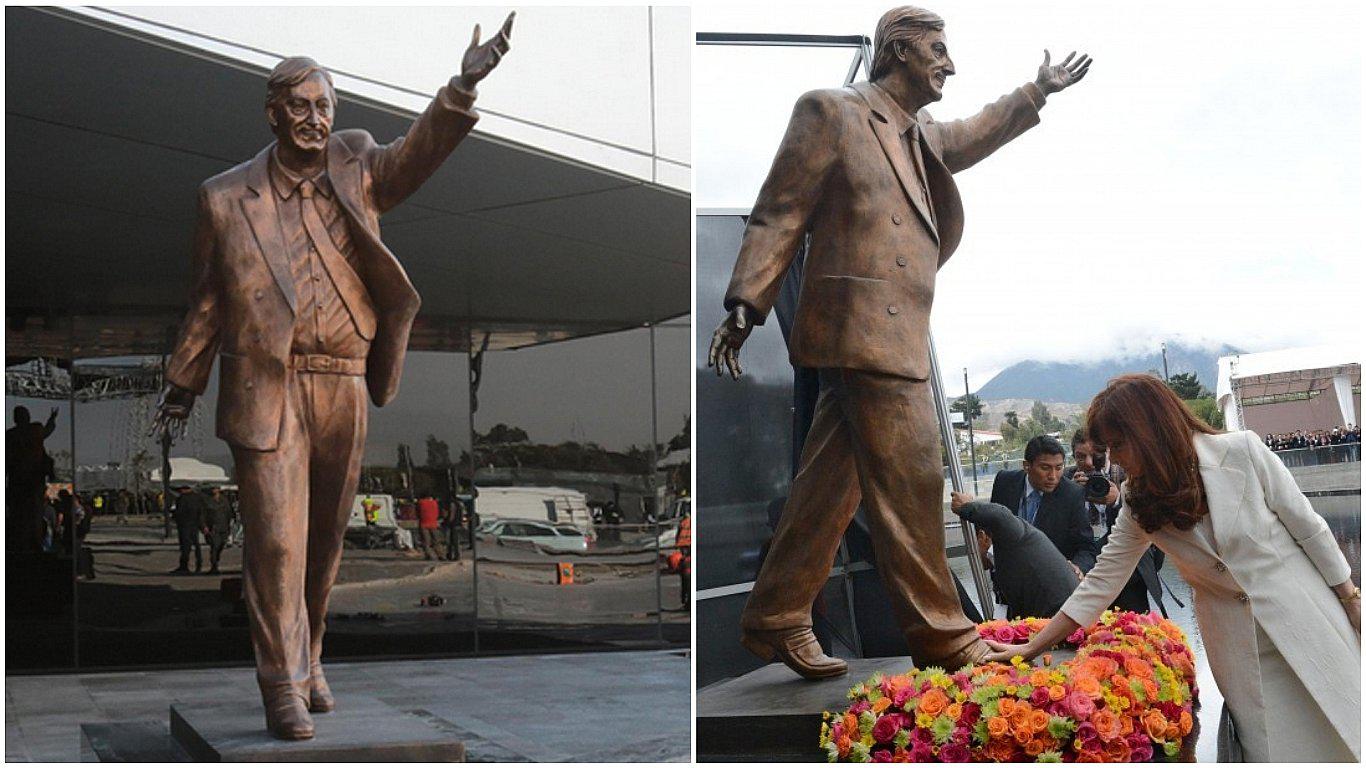 Estatua de Néstor Kirchner de Ecuador es retirada por ser considerada "símbolo de la corrupción"