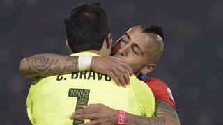El emotivo festejo de Vidal con Bravo tras victoria sobre Paraguay (VIDEO)