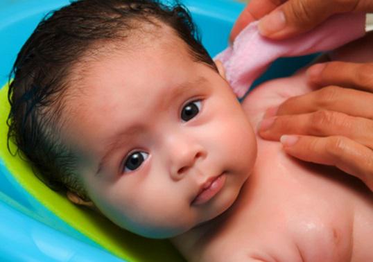 Remedios caseros contra el sarpullido dañan piel de bebés