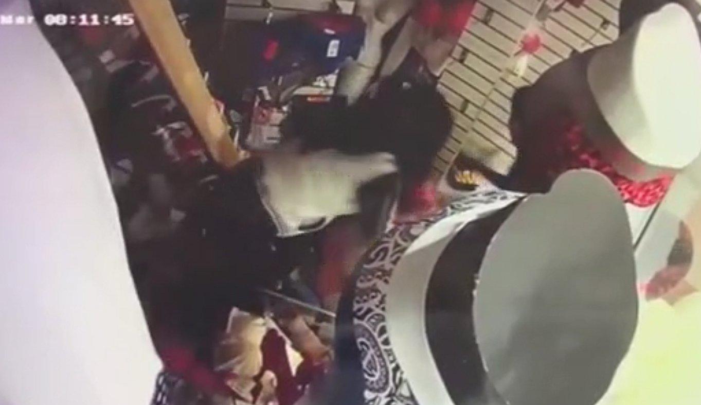 Delincuentes asaltan tienda de lencería y se llevan más de 15 mil soles en mercadería (VIDEO)