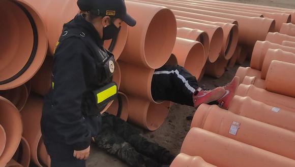 Jóvenes fueron encontrados bien abrigados por los enormes tubos de una obra de agua y alcantarillado. (Foto: Difusión)