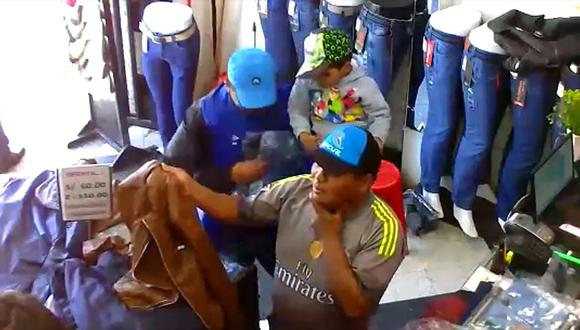 Delincuente usaba a su hijo para robar en tiendas de ropa (VIDEO)