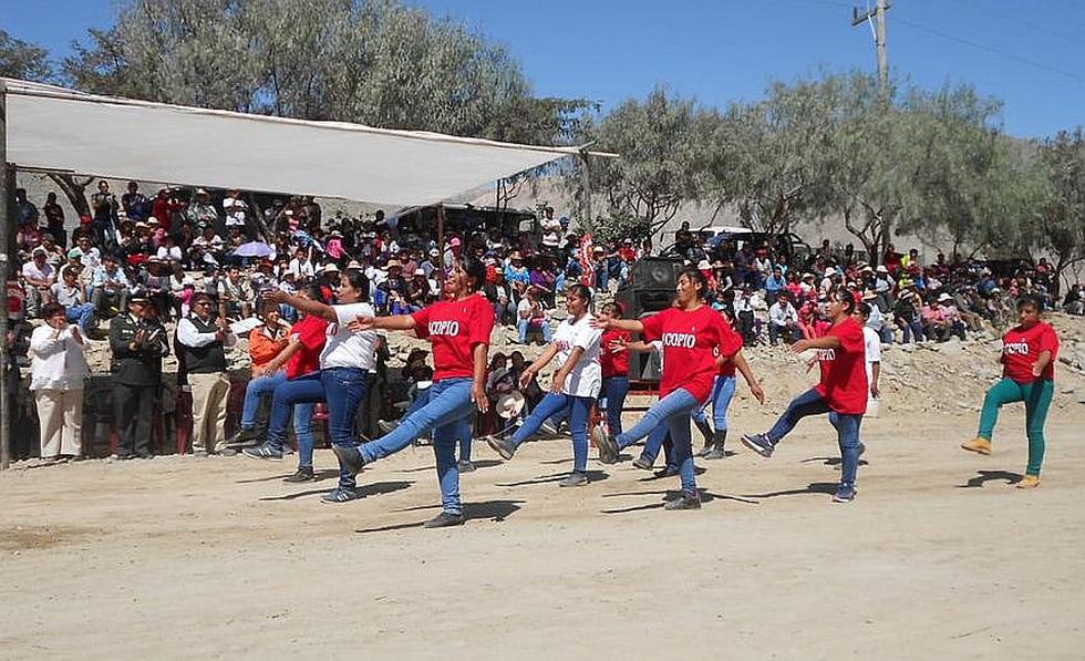 Escolares y mineros participaron de desfile patrio en San Juan de Chorunga (FOTOS)