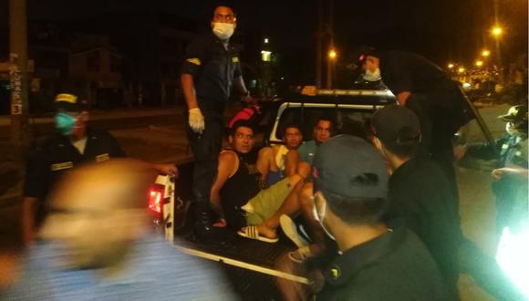 Algunos de los detenidos siendo trasladados en un patrullero a una dependencia policial de San Juan de Lurigancho.