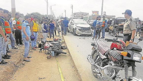 Dos personas se salvan de morir en triple choque entre un auto y dos motocicletas