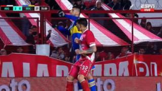 Casi ve la roja: Carlos Zambrano y el codazo a rival en juego de Boca (VIDEO)
