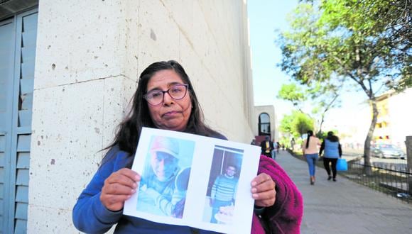 Lola Vargas camina por las calles de Arequipa con la imagen de su esposo desaparecido. Foto: Leonardo Cuito