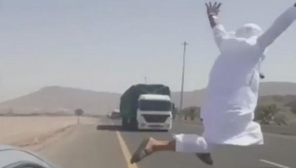 Joven árabe se lanza intempestivamente sobre un camión (VIDEO)