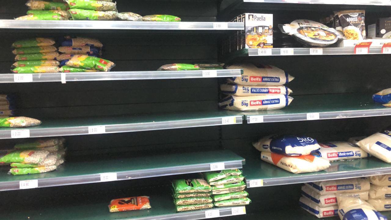Usuarios de Twitter reportan compra masiva de productos en supermercado de Tottus de Surco. (Foto: Twitter @MarlonAlvaradoM)