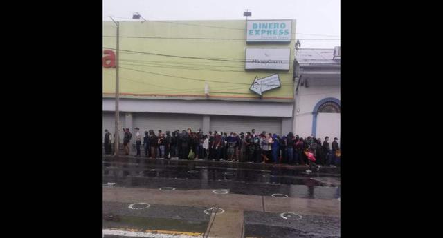 Iquitos: Pobladores se aglomeran en largas colas por fuerte lluvia. (Foto cortesía: Iquitos Al Rojo Vivo)