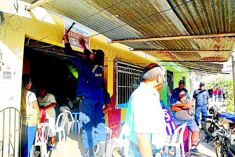 Hallan cucarachas en cocina de un bar