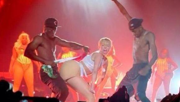 Miley Cyrus desata la polémica por usar en un baile la bandera de México
