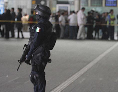México: Cambian a los 348 policías de aeropuerto tras tiroteo