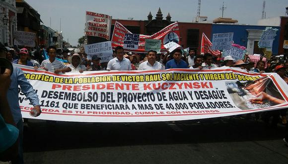 Huanchaco: Más de 300 moradores de CP Víctor Raúl protestan exigiendo agua y desagüe (VÍDEO) 