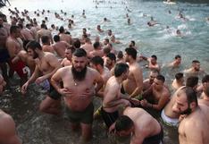 Más de dos millones de ortodoxos se zambullen en aguas heladas, en Rusia (FOTOS)