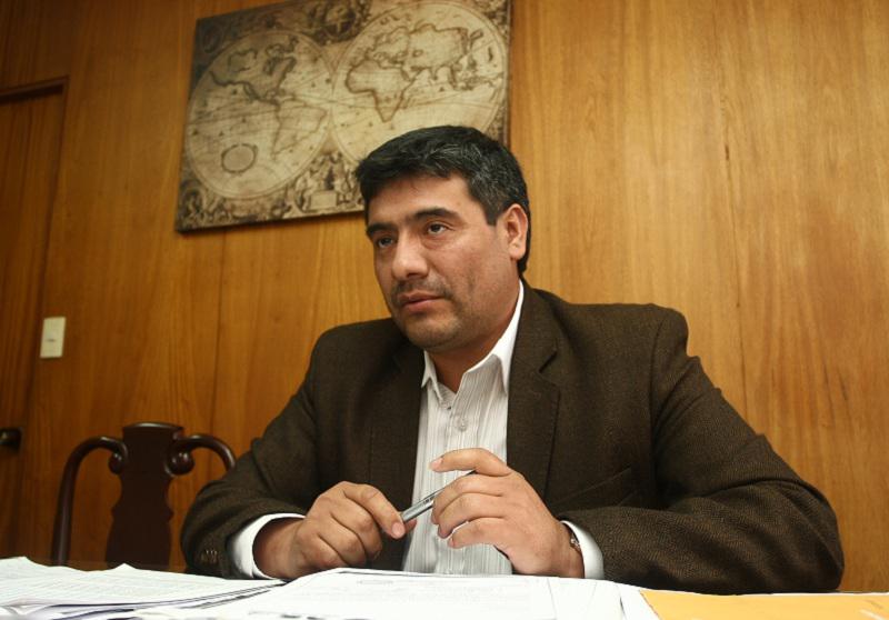 Wilder Ruiz firmaba como "Lic. en Economía"