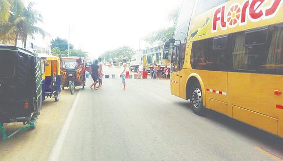 Pobladores bloquean vía en el sector Los Pinos por falta de agua