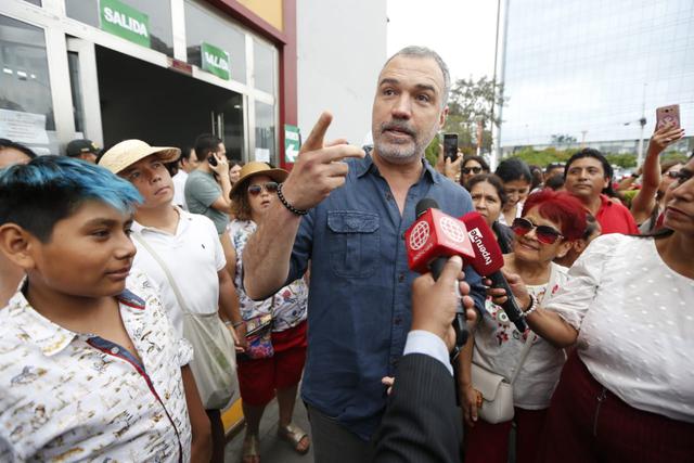 Salvador del Solar reaparece y vota en colegio Alfonso Ugarte de San Isidro. Fotos: Francisco Neyra/GEC