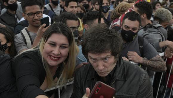 El economista libertario Javier Milei posa para selfies con sus seguidores después de ofrecer una clase pública abierta de economía en la plaza San Martín de Buenos Aires el 19 de octubre de 2021. (Foto: JUAN MABROMATA / AFP)