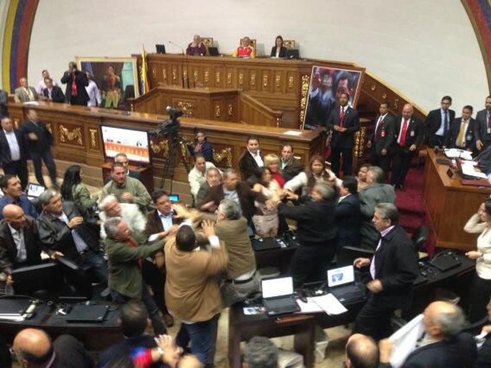 Agreden a diputados opositores en el Parlamento venezolano (VIDEO)