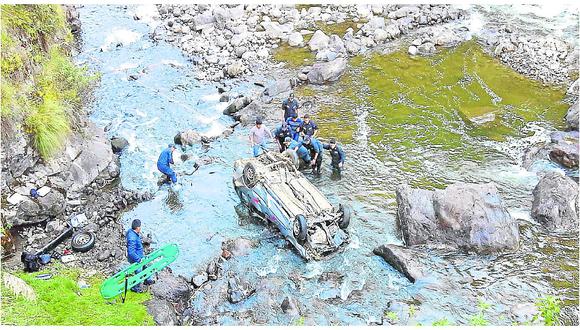 ​Al esquivar unas rocas, camioneta se precipita al río Huallaga