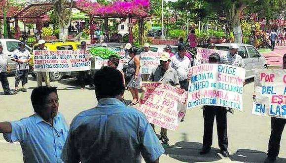 Trabajadores municipales protestan en frontis de comuna de Catacaos
