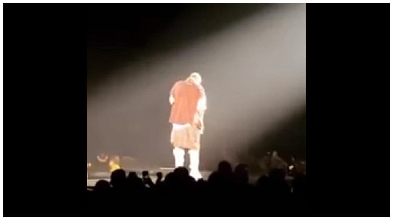 ¿Otra vez? Justin Bieber cayó del escenario y se vuelve viral (VIDEO)