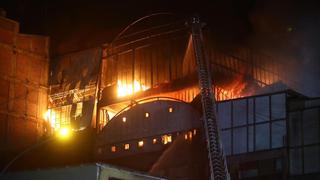 Mesa Redonda: bomberos advierten que incendio en galería de Jr. Andahuaylas “está fuera de control” y que se necesitan más agua