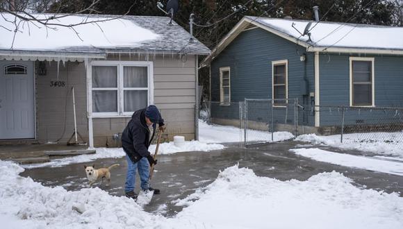 Un residente de Waco, Texas, limpia la nieve del camino de entrada a su vivienda. Millones se quedaron sin electricidad en dicho estado tras una inusual tormenta invernal. (Matthew Busch / AFP)