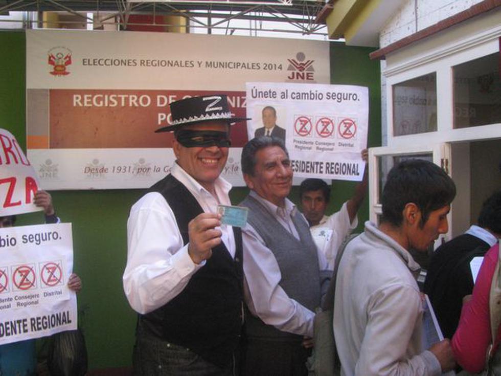 Inscribe candidatura Gobierno regional de Tacna vestido del "Zorro"