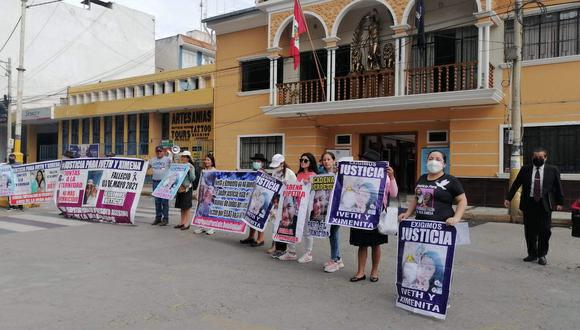 Familiares de madre e hija asesinadas protestan en e frontis de la CSJHCO/ Foto: Correo