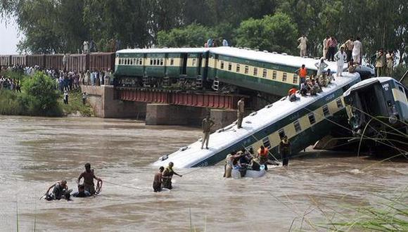 Al menos 14 muertos al derrumbarse un puente ferroviario en Pakistán