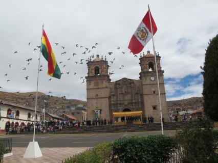 Izan bandera boliviana en Plaza de Armas
