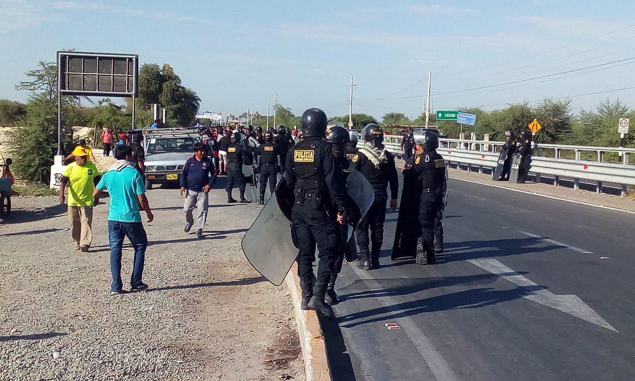 Pobladores del Bajo Piura bloquean vía a Catacaos por obra en defensas ribereñas del río
