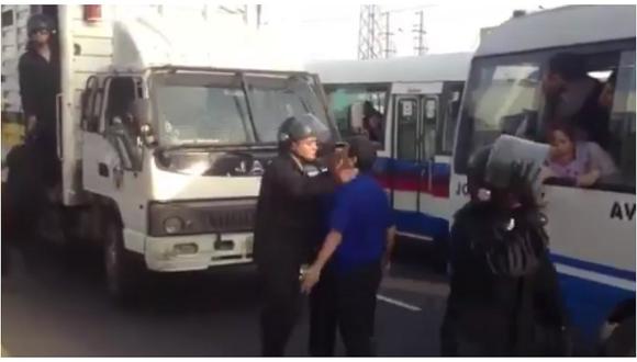 Facebook: Serenos agredieron a cobrador y pasajeros se "vengaron" así (VIDEO)