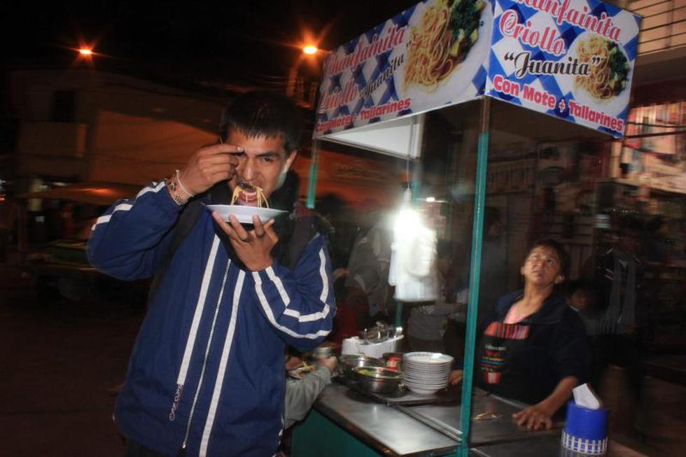 Comida criolla inunda las noches del mercado Modelo (FOTOS)